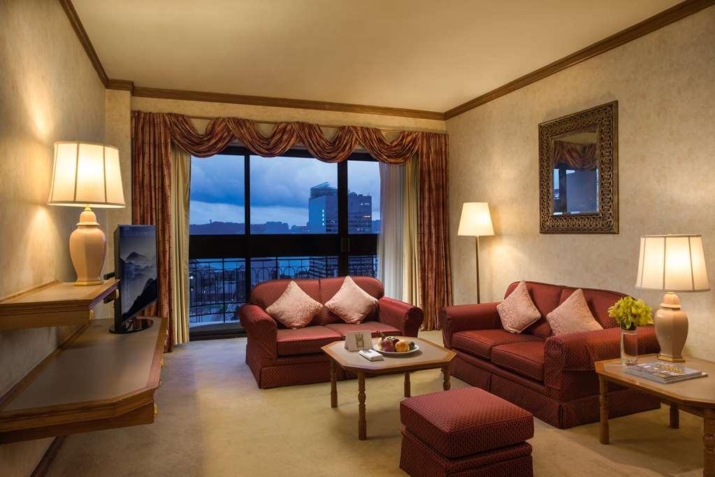 Artyzen Grand Lapa Macau Otel Oda fotoğraf A living room at the Four Seasons Hotel